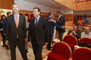 El rector de la Universidad y el consejero de Empleo entran en el Aula Magna, donde se celebró la jornada.-RAÚL G. OCHOA