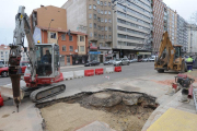 Los operarios trabajan en el arreglo de una fuga que se produjo en la calle Vitoria a la altura de Francisco Grandmontagne.-ISRAEL L. MURILLO