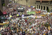 Manifestación contra el trasvase del 2003 en la plaza del Pilar de Zaragoza.-