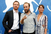 Michael Fassbender, Derek Cianfrance y Alicia Vikander, en Venecia.-REUTERS / ALESSANDRO BIANCHI