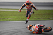 Marc Márquez sale, casi caminando, escupido por encima de la cúpula de su Honda, hoy, en Sepang, Malasia.-MILAGRO