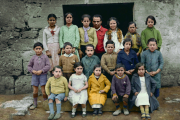La famosa fotografía de Antoni Benaiges y sus alumnos frente a la puerta de la Escuela, coloreada por Tina Paterson.