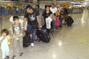 Los primeros refugiados procedentes de Grecia de origen sirio e iraquí acogidos en España, en la cola de facturación en el aeropuerto de Atenas, antes de partir hacia Madrid, el 24 de mayo del 2016.-EFE / YANNIS CHRYSSOVERGHIS