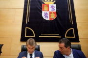 El ex director general de Asistencia Sanitaria de la Junta, José María Pino (C), comparece para informar sobre la modificación del proyecto de ejecución de obra del Hospital Universitario de Burgos en la Comisión de Investigación del HUBU.-ICAL