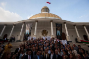 Familiares de políticos presos posan para un retrato ayer, lunes 11 de enero de 2016, en las instalaciones de la Asamblea Nacional en Caracas (Venezuela).-MIGUEL GUTIERREZ / EFE