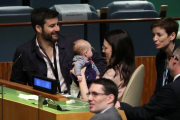 La primera ministra de Nueva Zelanda, Jacinda Ardern, sosteniendo a su bebé.-CARLO ALLEGRI (REUTERS)