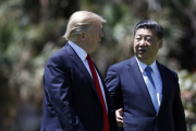 Xi Jinping habla con Trump durante la cumbre que mantuvieron en Mar-a-Lago (Florida).-ALEX BRANDON