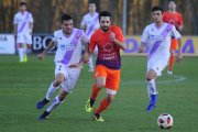 Jesús Torres, autor del tanto de la victoria, pugna por un balón con un defensor del Numancia B-Israel L. Murillo