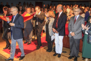 El acto arrancó con un homenaje a la bandera que izaban algunos de los 12 homenajeados como José Antonio Ortega Lara.-SANTI OTERO