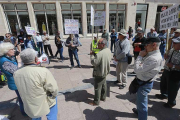 Mientras los sindicatos comparecían para hablar de negociación colectiva se desarrollaba en la plaza de Santo Domingo una nueva protesta por las pensiones.-RAÚL G. OCHOA