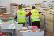 Dos voluntarios trabajan en la sede del Banco de Alimentos.-ISRAEL L. MURILLO