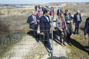 De Olmo, junto al alcalde, Javier Lacalle, sale del recinto de las obras del Parque Tecnológico.-ISRAEL L. MURILLO