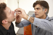 El doctor Vijh, médico de 'Belleza en crisis', reconstruye la nariz de Maciek, un polaco de 36 años-DISCOVERY / RICHARD ANSELT