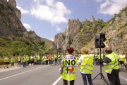 Los manifestantes con chalecos de seguridad y cruces, cortaron la N-I en el desfiladero de Pancorbo.-G. G.