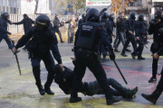 Dos mossos arrastran a un manifestante en la plaza del 1 dOctubre de Girona /-ACN / MARINA LÓPEZ