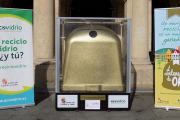 La ciudad ganadora en esta competición por el reciclaje contará con este ‘Contenedor de oro’ que le acredite como la que más recicla.-ECOVIDRIO