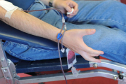Un hombre dona sangre.-ISRAEL L. MURILLO