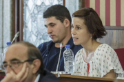 Raúl Salinero y Eva de Ara, concejales de Imagina,en el pleno.-SANTI OTERO