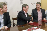 Rico (Diputación) y Guillén (Unipublic) rubrican el acuerdo en presencia de Lacalle (alcalde de Burgos) y Carretón (alcalde de Villadiego).-RAÚL OCHOA