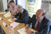 Un momento  de la firma, en la que participaron Iglesias (izq), Patón (centro) y Verla (dcha).-ECB