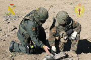 Un Tedax de la Guardia Civil y un militar del batallón de zapadores, en pleno ejercicio.-ECB