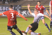 Xabi disputa un balón con un jugador del Real Ávila en el choque de ida disputado en El Plantío.-ISRAEL L. MURILLO