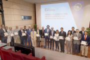 Miembros de la sociedad junto a los responsables de los catorce primeros hospitales acreditados.-ECB