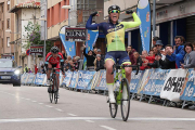 Isasi celebra su victoria en Medina de Pomar, ayer.-FOTO CEDIDA POR EL IDJ