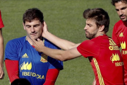 Piqué hace una carantoña a Casillas durante un entrenamiento en la pasada Eurocopa.-JUANJO MARTIN / EFE