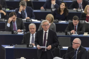 Juncker (centro) pronuncia su discurso durante el debate sobre el resultado de la última cumbre y el bloqueo del tratato comercial con Canadá, en el pleno de la Eurocámara, este miércoles, en Estrasburgo.-EFE / PATRICK SEEGER