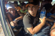 La caravana de migrantes hondurenos inicia su salida de la localidad de Mapastepec con rumbo hacia el municipio de Pijijiapan en el estado de Chiapas  Mexico   durante su travesia por Mexico hacia EEUU.-MARÍA DE LA LUZ ASCENCIO / EFE
