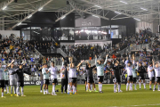 El Burgos CF, al completo, celebra junto a su afición un triunfo en El Plantío. Tomás Alonso