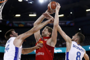 Pau Gasol se hace espacio dentro de la zona ante Svrdlik y Satoransky-ROBERT GHEMENT (EFE)