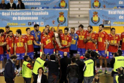 La selección española celebra la victoria en el trofeo Domingo Bárcenas celebrado en Oviedo.-Foto: EFE / ALBERTO MORANTE