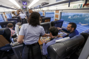 Personal de Renfe reparte el desayuno, incluido en los vagones Premium del AVE entre Burgos y Madrid. SANTI OTERO
