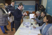 El presidente provincial del PP deposita su voto en la urna.-R. OCHOA