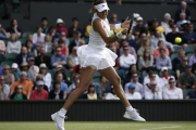 Muguruza ejecuta un golpe de derecha en su partido ante la italiana Giorgi.-AFP / ADRIAN DENNIS