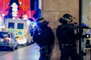 Dos policías hacen guardia cerca del lugar donde se ha producido el tiroteo.-AFP / ABDESSLAM MIRDASS