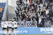 Los jugadores del Burgos CF celebran el segundo gol junto a los seguidores desplazados a Fuenlabrada. LALIGA