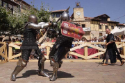 La autenticidad el combate medieval impresionó a los asistentes a la feria pozana.-G. G.
