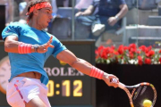 Nadal impacta una derecha en el partido ante Ilham.-Foto:   EFE / MAURIZIO BRAMBATTI