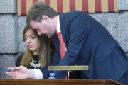 El alcalde revisa unos papeles con la concejal Carolina Blasco, que ocupa circunstancialmente el sillón del alcalde en el Salón de Plenos.-I.L.M.