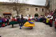 Los danzantes de ‘Justo del Río’ mostraron su talento en las puertas del santuario de Santa Casilda-FOTOS: G. GONZÁLEZ
