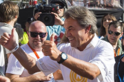Artur Mas levanta los pulgares, en primera fila, en la manifestación del pasado 11 de septiembre en Barcelona.-JORDI COTRINA