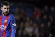 Messi, con gesto serio, en un momento del partido contra el Villarreal.-JUAN CARLOS CARDENAS