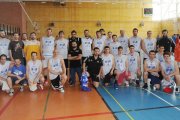 Una representación del baloncesto burgalés posa en un cambio de turno.-ISRAEL L. MURILLO