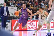 Bassas supera por velocidad a Spissu, ayer, en Sassari. FIBA