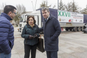 El diputado provincial Jorge Mínguez, la presidenta del Amigos del Pueblo Saharahui y el alcalde, Javier Lacalle, junto a la caravana.-SANTI OTERO
