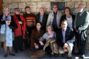 El alcalde del municipio y la viuda del artista junto a amigos escultores de Villa durante su etapa en Renault.-ANA R