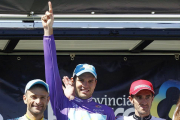 Taaramae en el podio junto a Scarponi y Dani Moreno.-SANTI OTERO